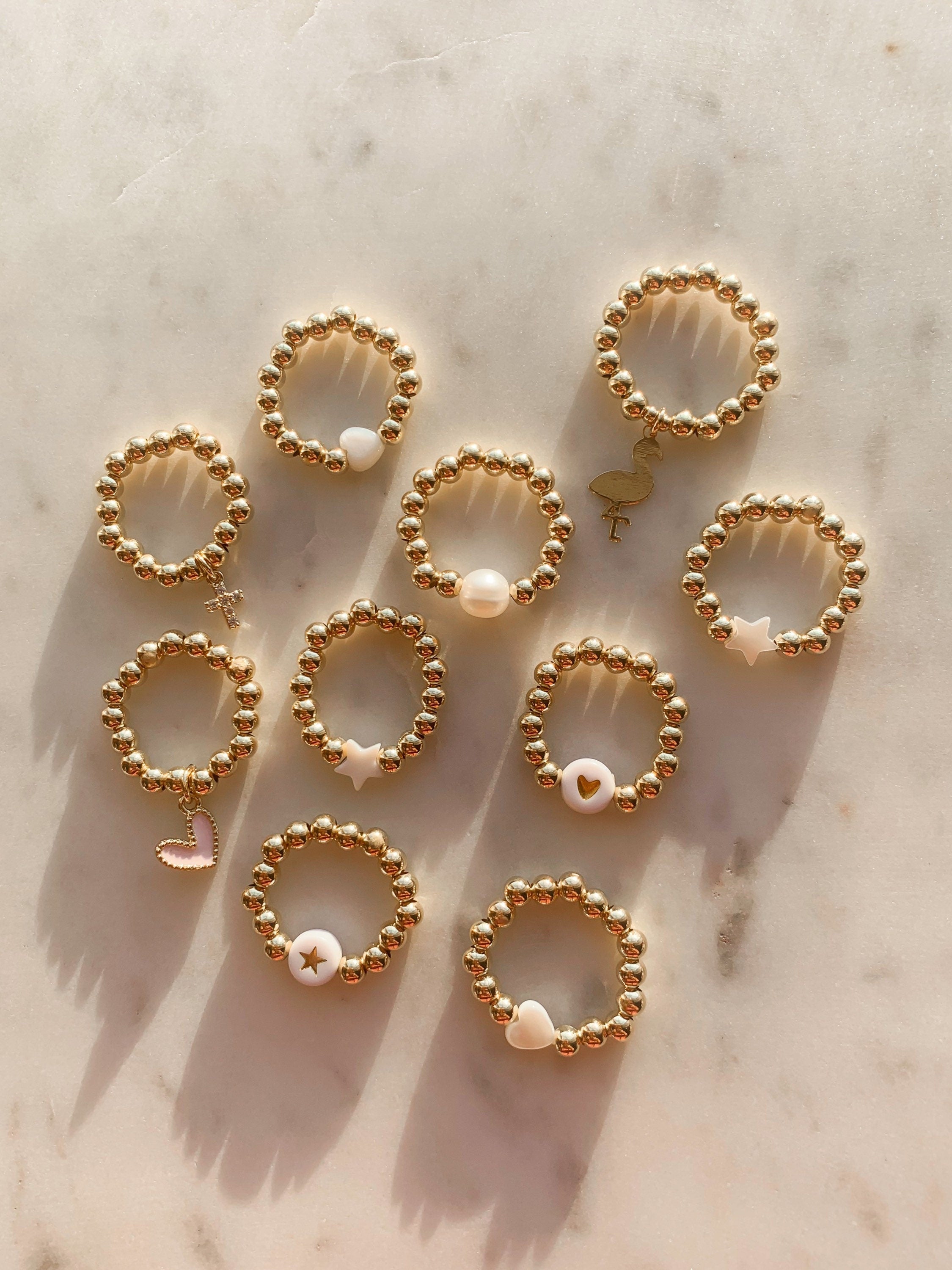 Anillo de cuentas hecho a mano bañado en oro de 18 quilates